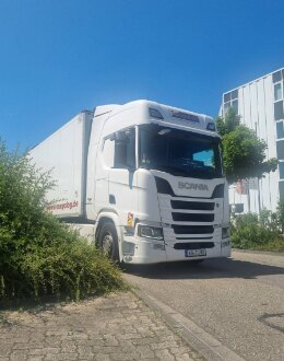 Weißer Lieferwagen auf der Straße